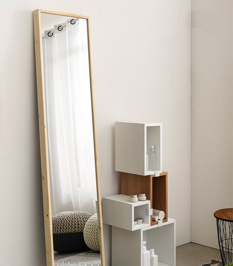 Gương đứng làm căn phòng trở nên sáng sủa hơn