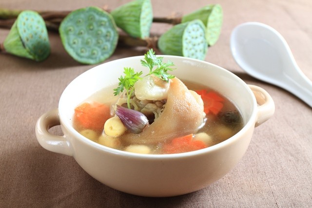 Chân giò hầm hạt sen thơm ngon giúp lợi sữa và an thần