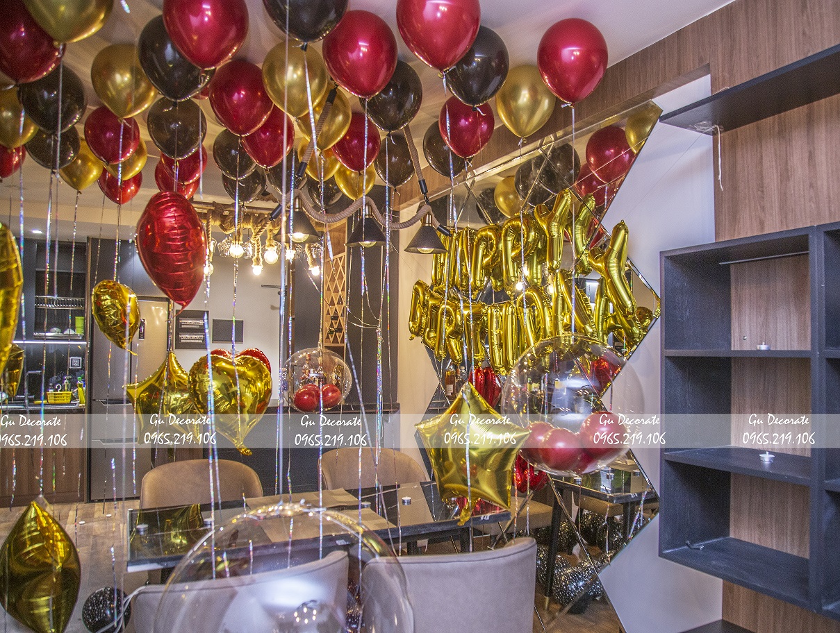 Màu Gold của bong bóng kết hợp với ánh đèn vàng hết sức hài hòa