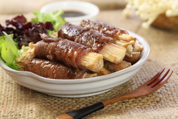 Thịt bò cuộn nấm kim châm giàu protein cho mẹ và thai nhi