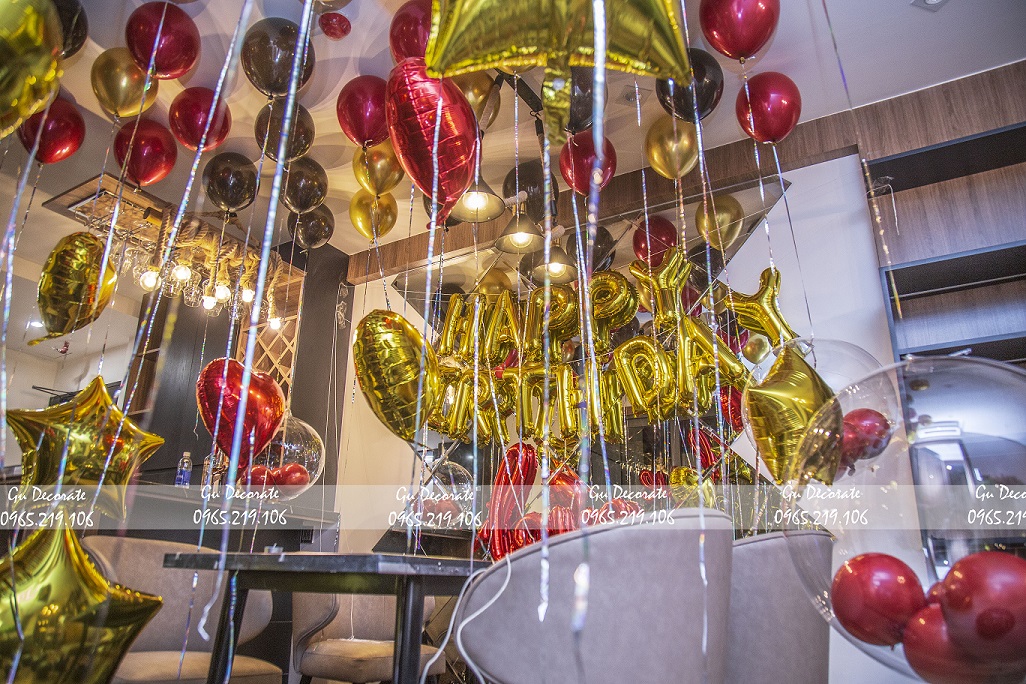 Trang trí sinh nhật với sợi kim tuyến giúp không gian lấp lánh và sáng hơn