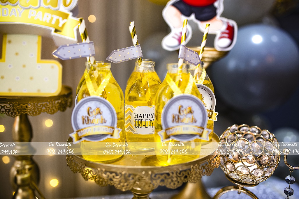 Trang trí bàn gallery bé trai