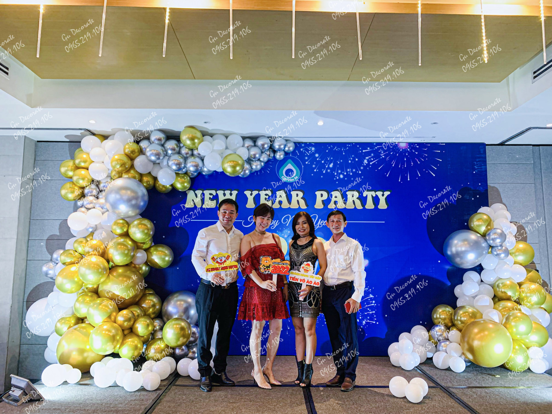 Trang trí sân khấu tiệc tất niên bằng bóng